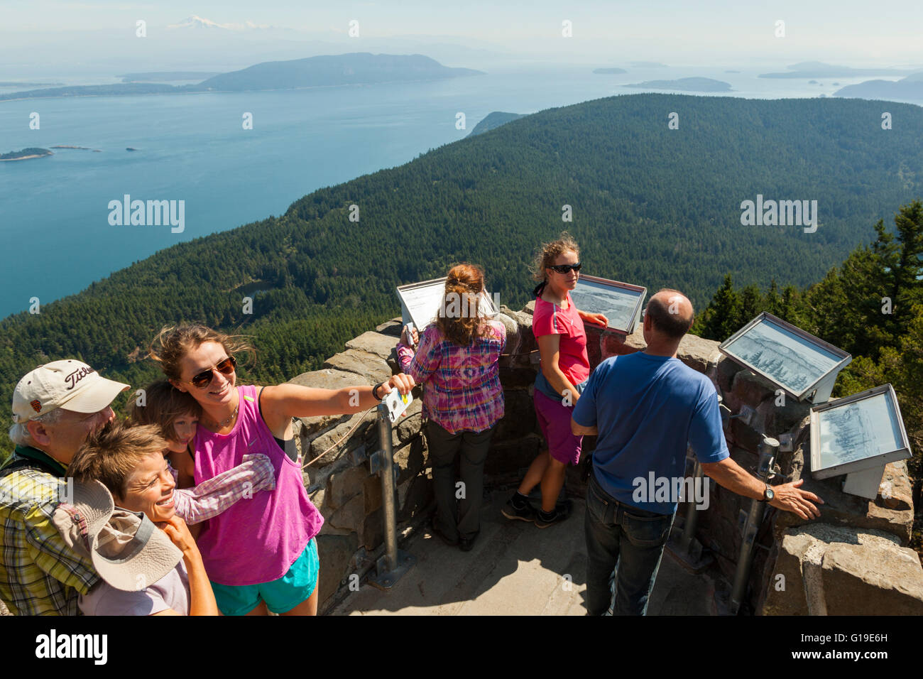 Les visiteurs profiter de la vue depuis la tour d'observation sur le mont Constitution, Moran State Park, Washington. Banque D'Images