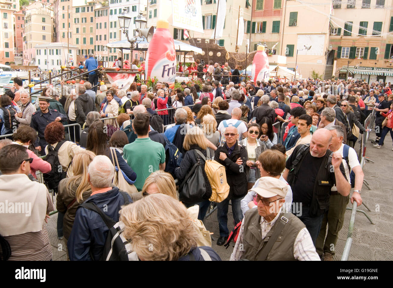 La foule à la fête du poisson Camogli Italie Italien Rivera où le poisson frais est cuit dans le monde plus grand poêle Banque D'Images
