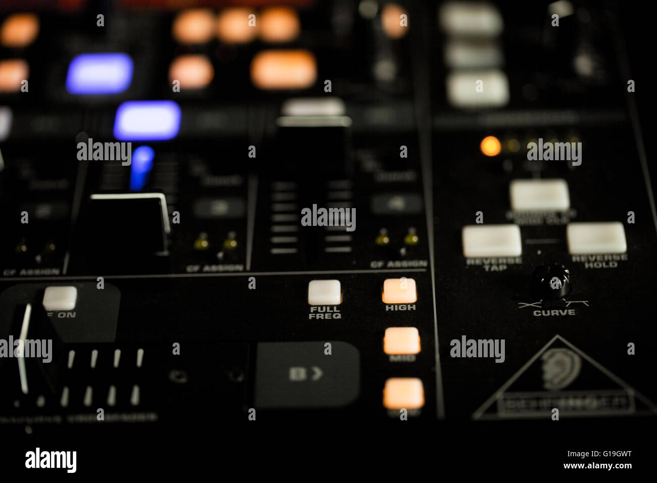 Des feux allumés sur la console d'une platine DJ la nuit pour le mélange et l'effacement de la musique enregistrée dans une discothèque ou boîte de nuit Banque D'Images