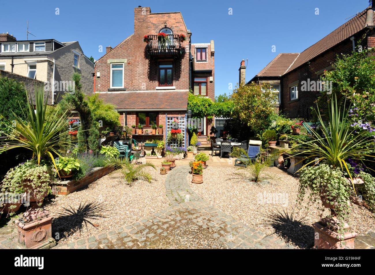 Jardin à l'arrière d'une maison mitoyenne à Sheffield. UK Banque D'Images