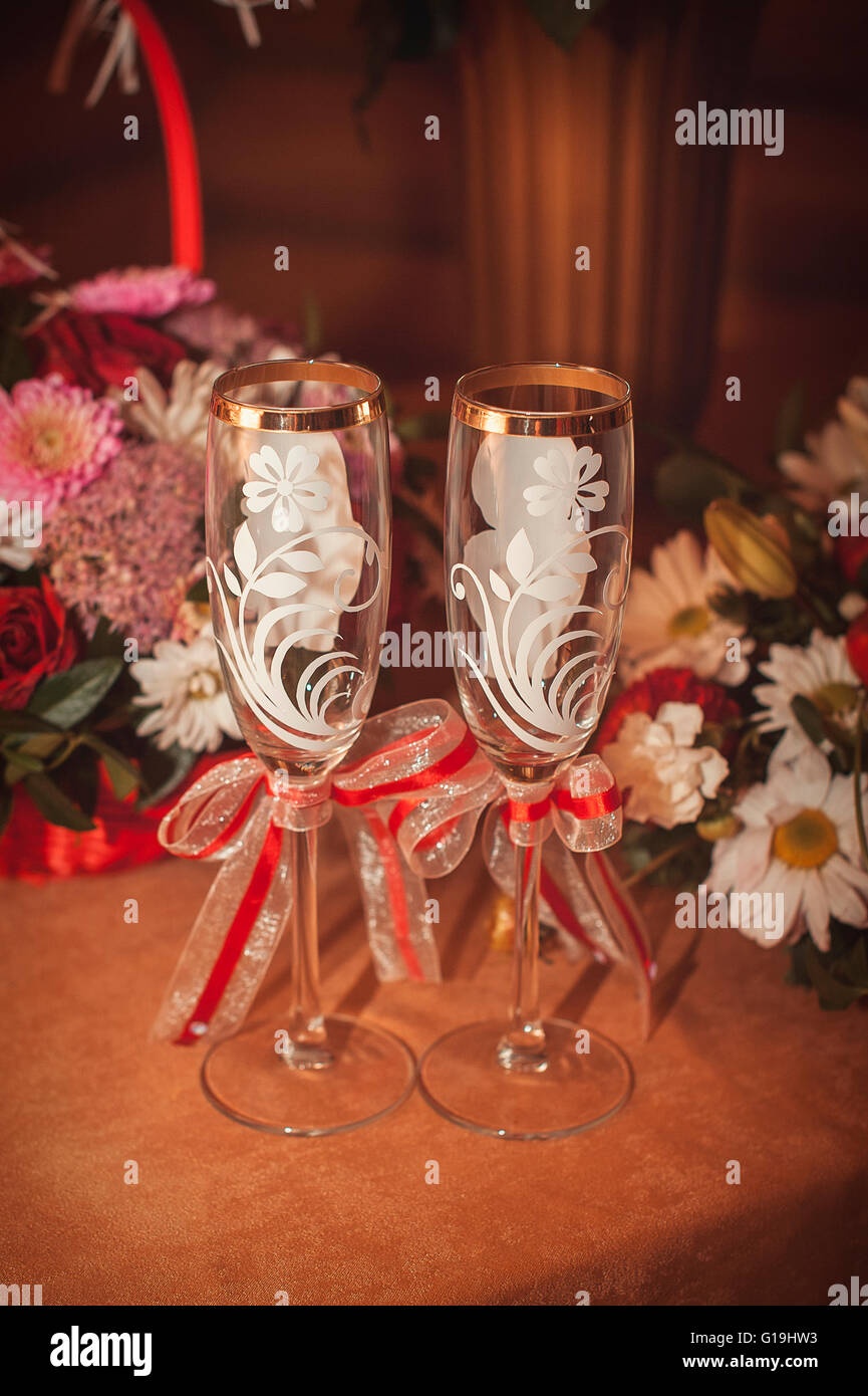 Deux verres et le bouquet de la mariée sur une rambarde en pierre Banque D'Images