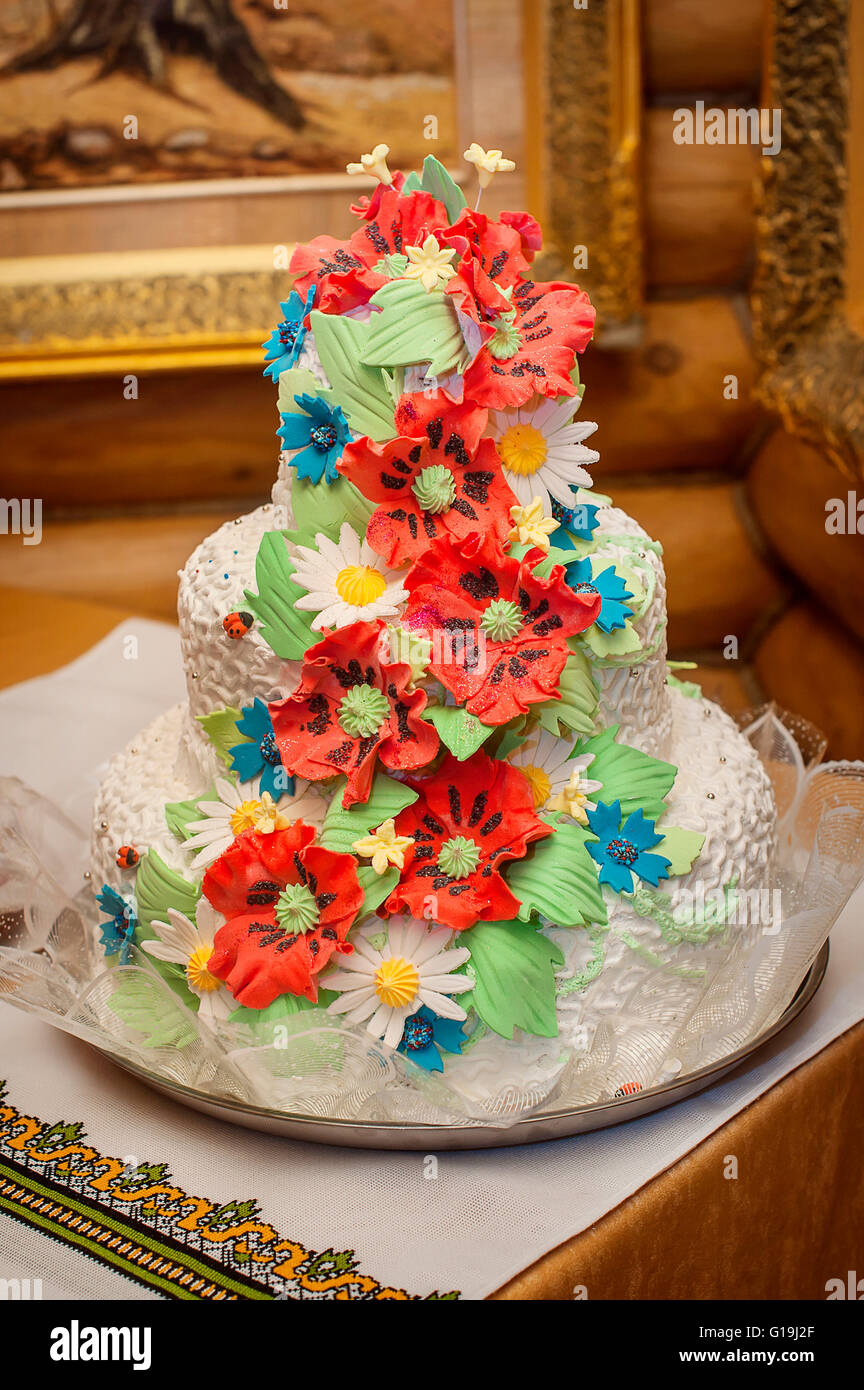 Gâteau de mariage avec des coquelicots rouges Banque D'Images