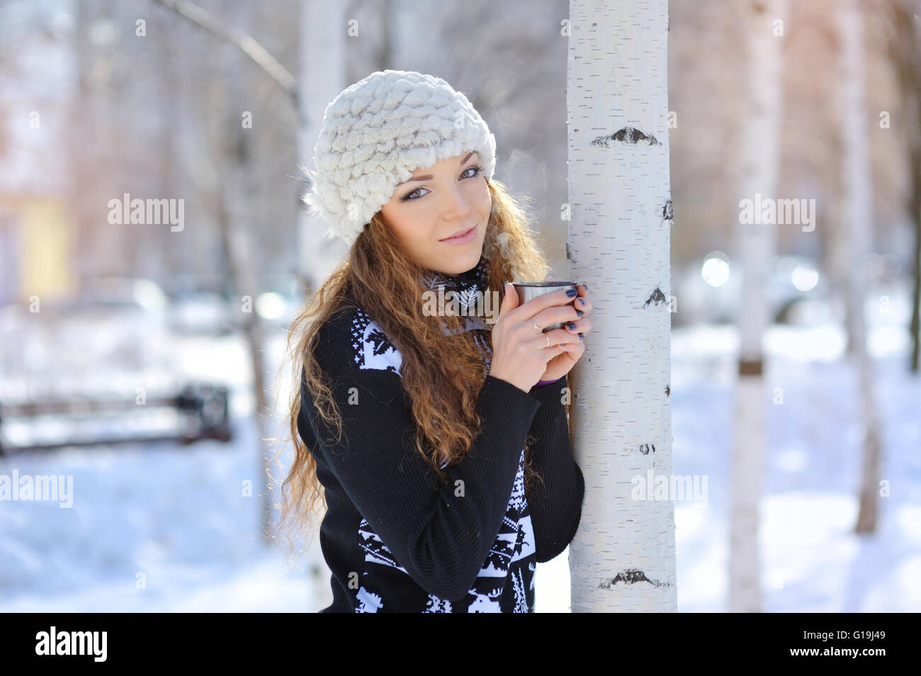 Belle fille de boire du thé chaud en hiver en plein air Banque D'Images