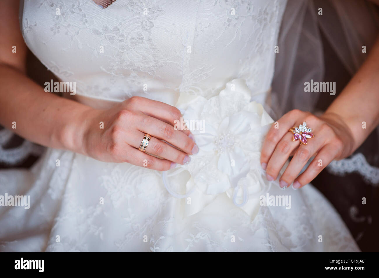 Mains d'une mariée avec une bague de mariage Banque D'Images