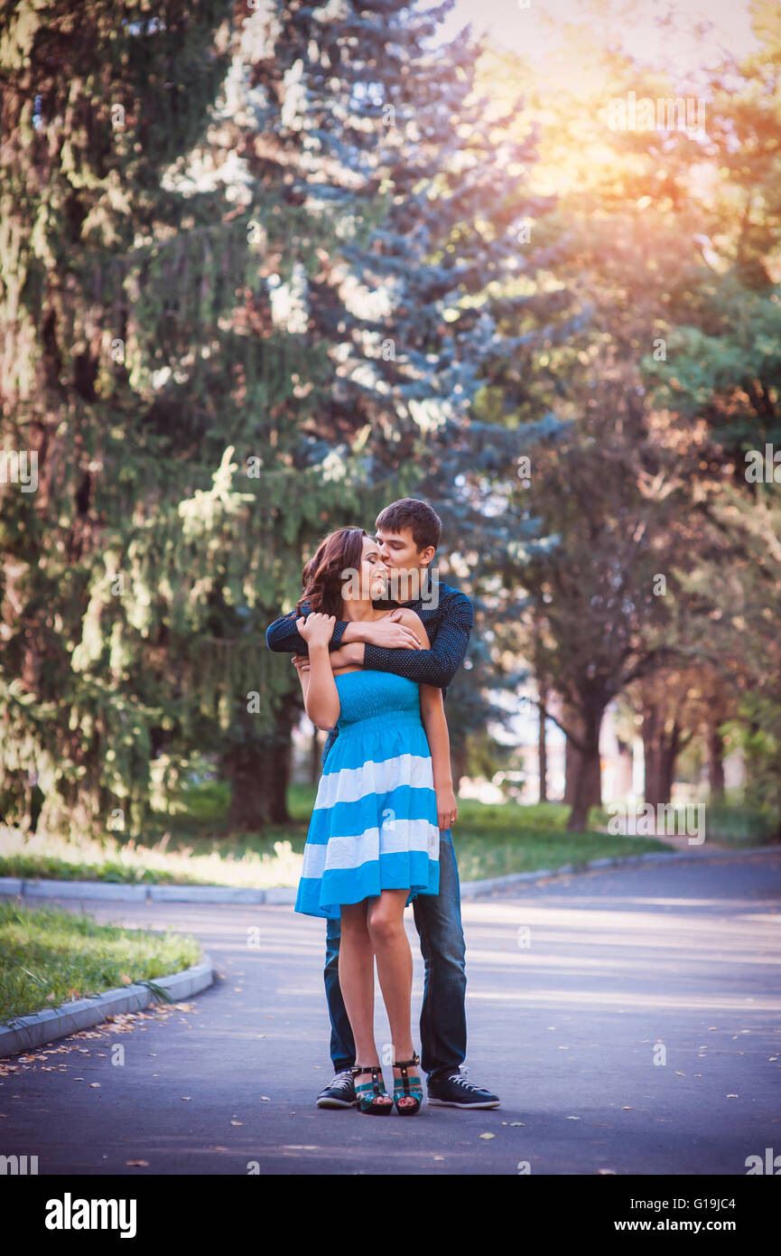 Portrait jeune couple Hugging Banque D'Images