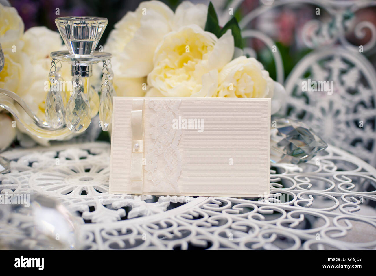 Carte postale avec des fleurs fraîches et balise vide pour votre texte. Banque D'Images