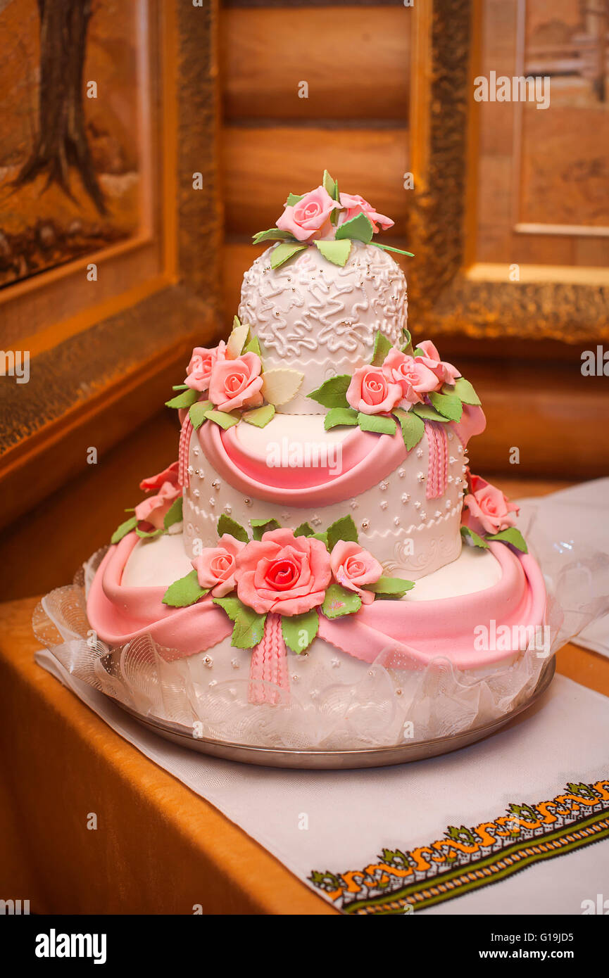 Gâteau de mariage rose et blanc avec des Roses Banque D'Images
