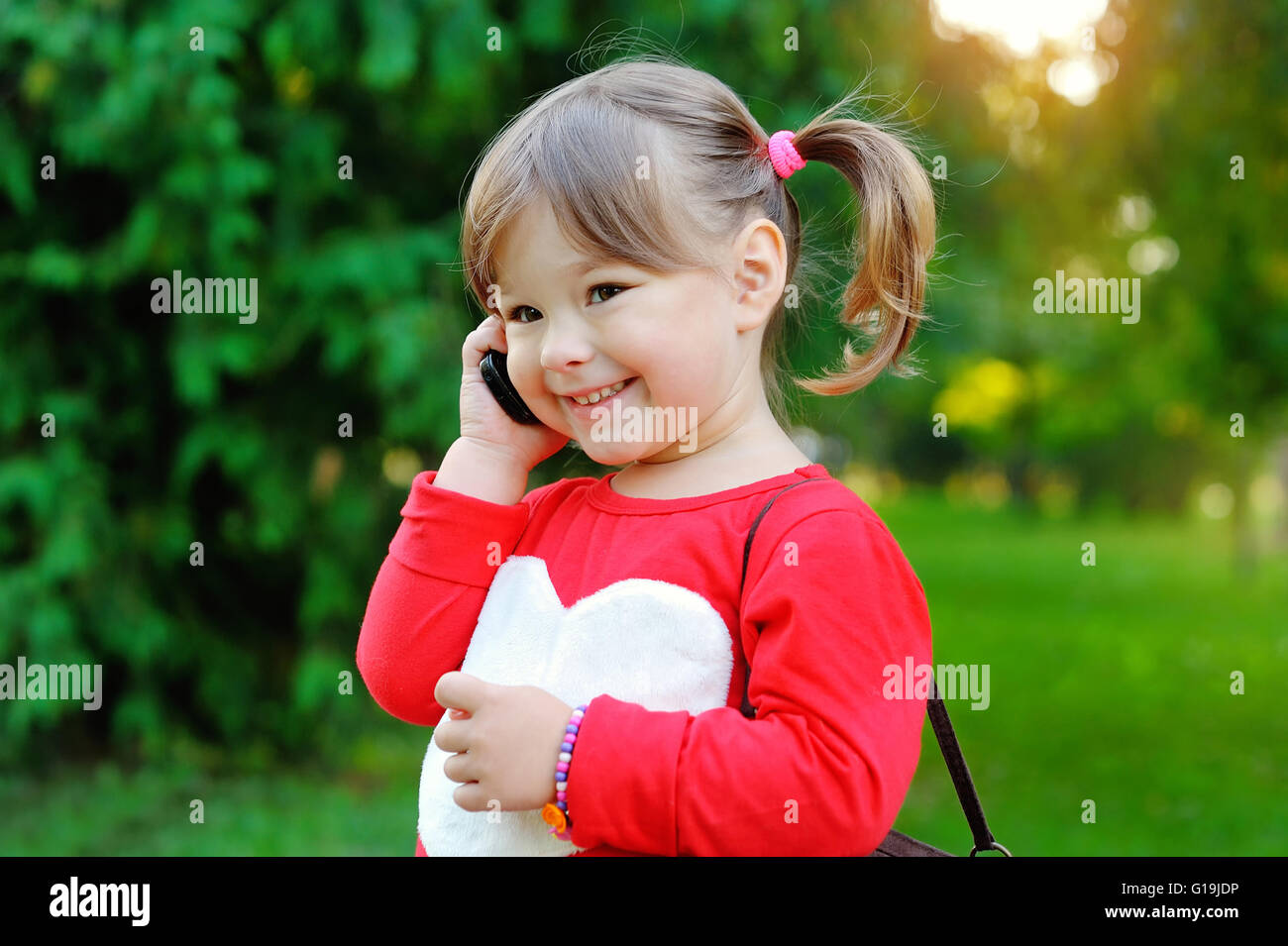 Beautiful Girl talking on cell phone Banque D'Images