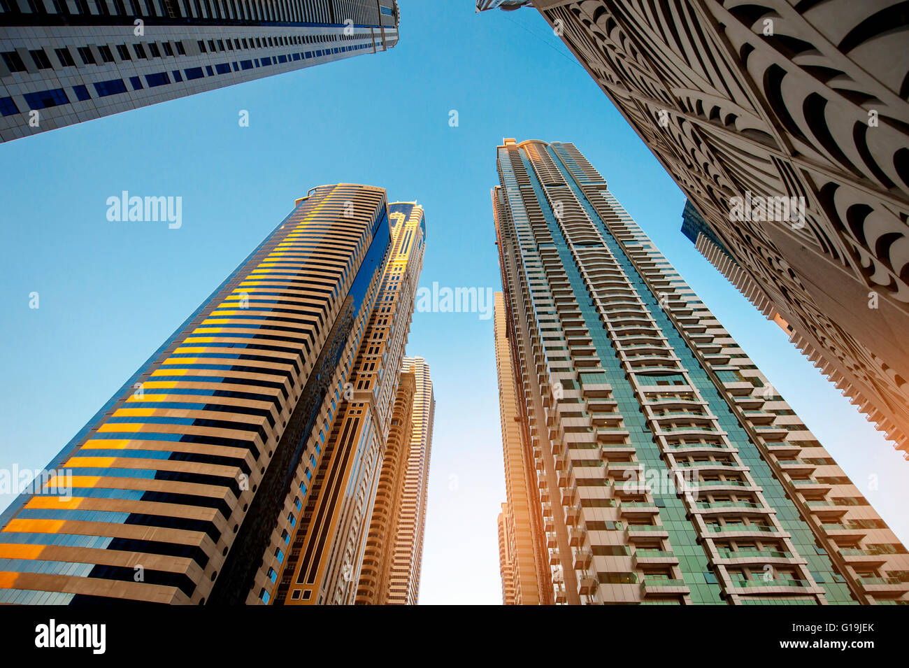 Les sommets des gratte-ciel contre le ciel Banque D'Images