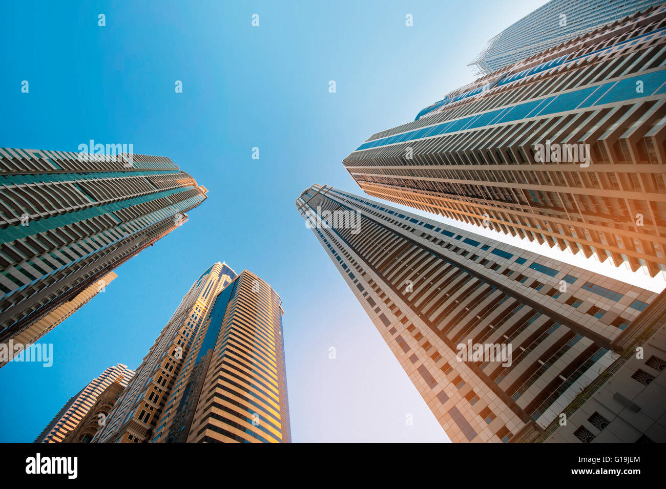 Contre le ciel gratte-ciel ; verre de construction historique Banque D'Images