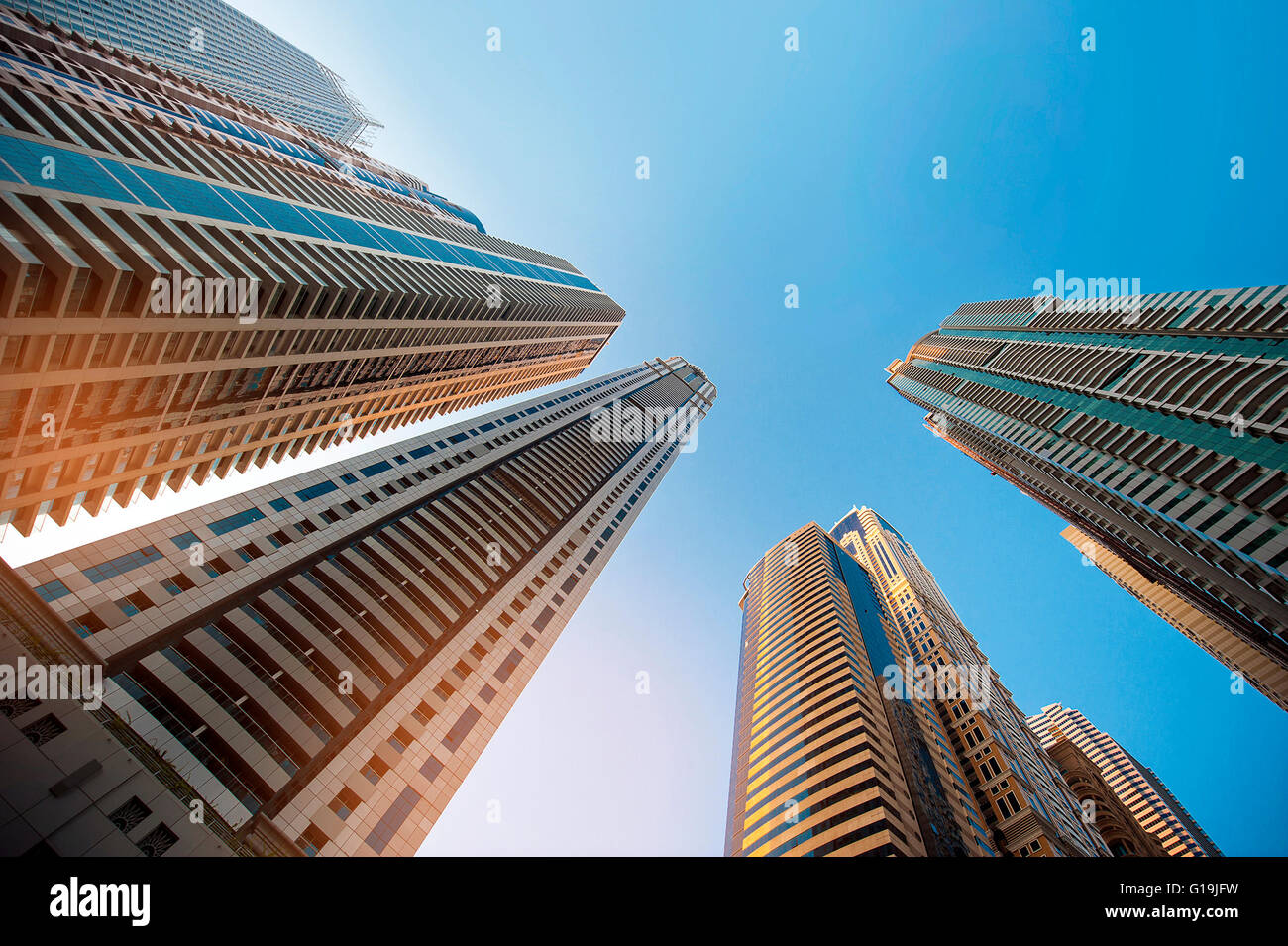 Contre le ciel gratte-ciel ; verre de construction historique Banque D'Images
