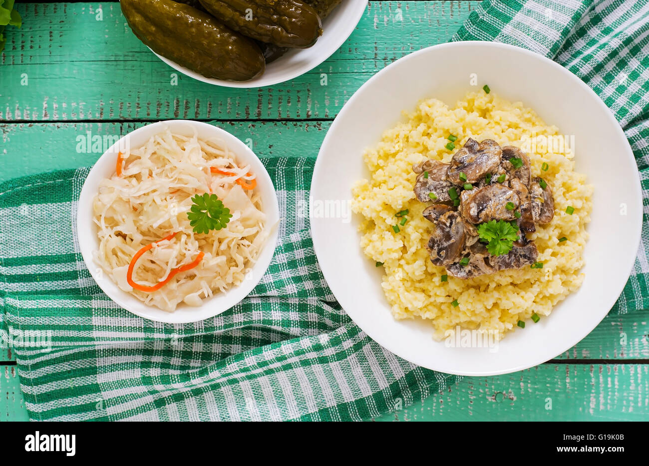 Porridge de millet aux champignons dans un bol blanc. Vue d'en haut Banque D'Images
