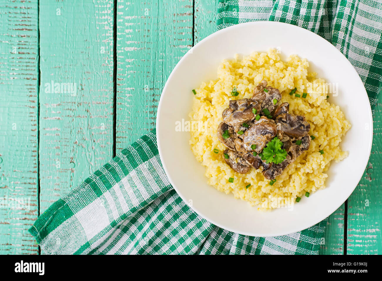 Porridge de millet aux champignons dans un bol blanc. Vue d'en haut Banque D'Images