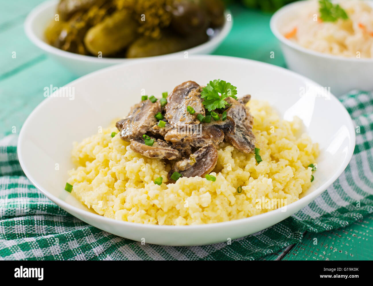 Porridge de millet aux champignons dans un bol blanc Banque D'Images