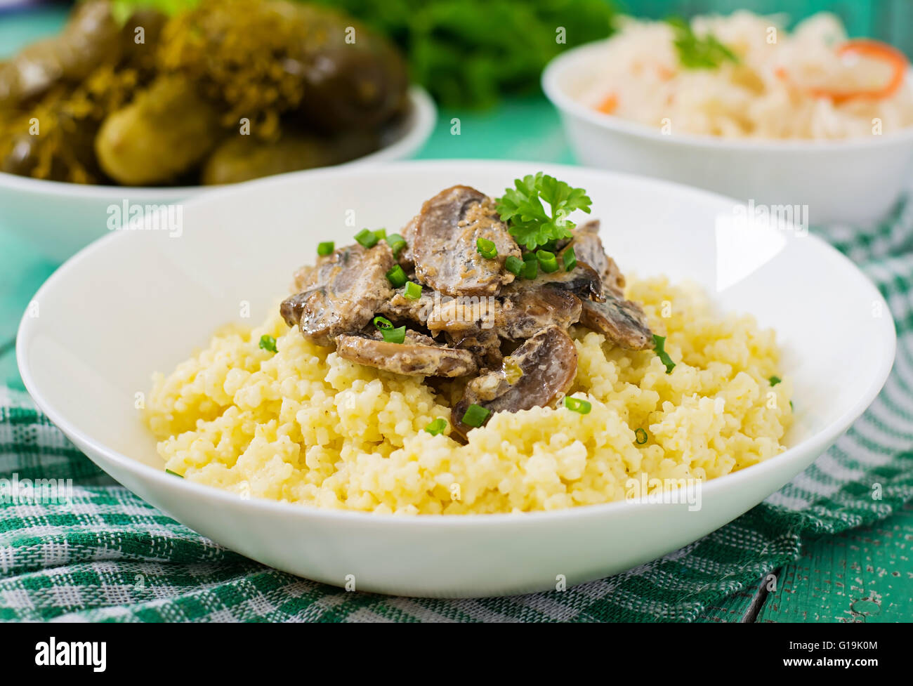 Porridge de millet aux champignons dans un bol blanc Banque D'Images