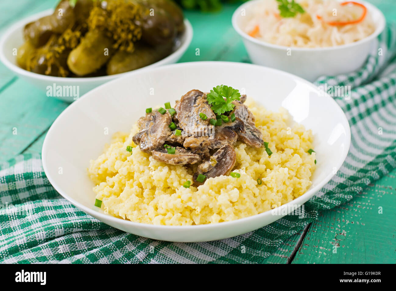 Porridge de millet aux champignons dans un bol blanc Banque D'Images