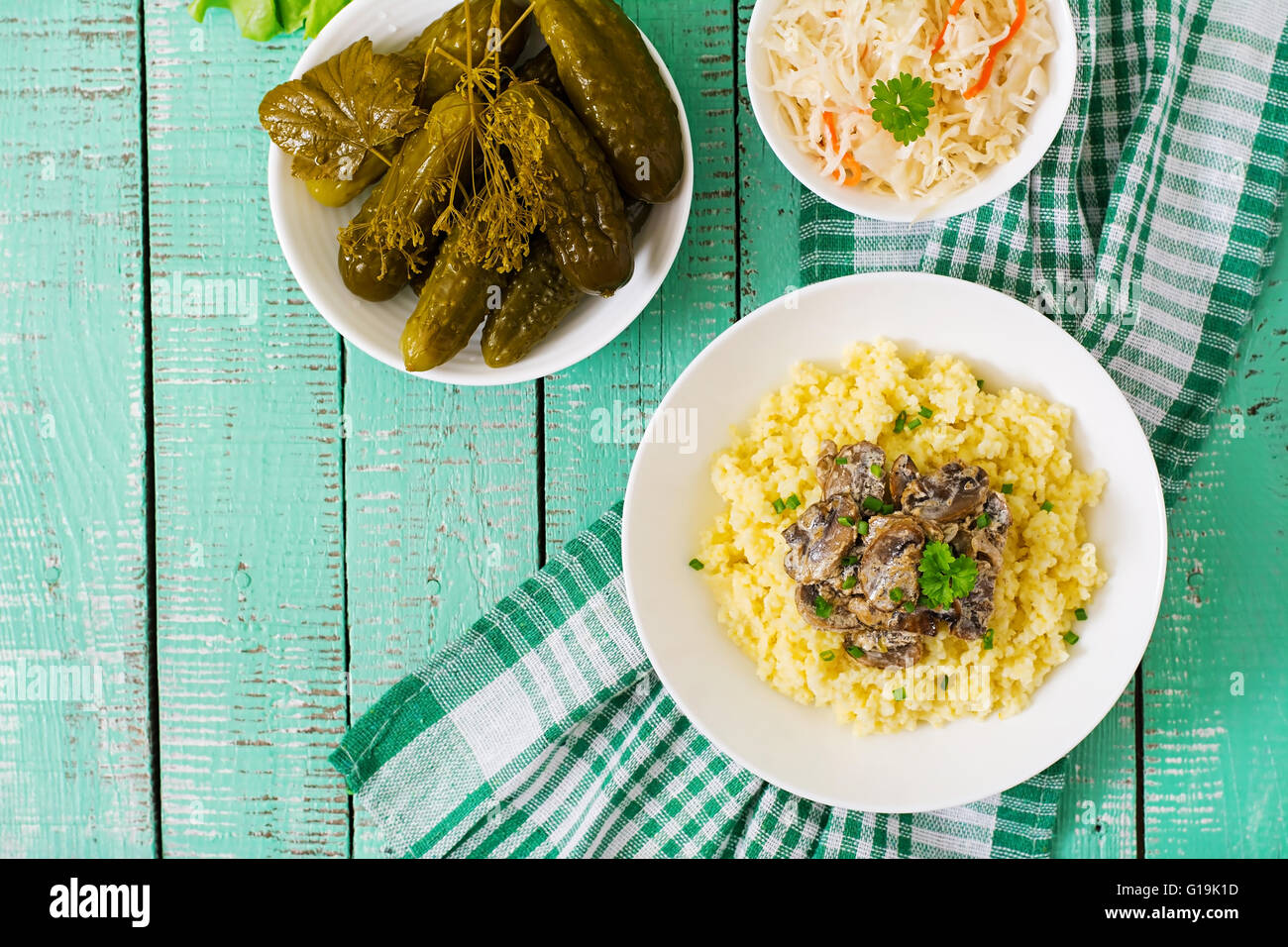 Porridge de millet aux champignons dans un bol blanc. Vue d'en haut Banque D'Images