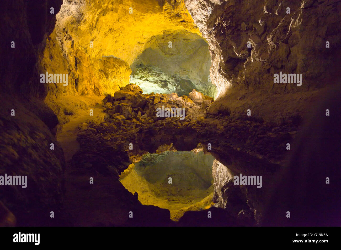 Parfait reflet dans un bassin souterrain, la grotte verte, Lanzarote Banque D'Images