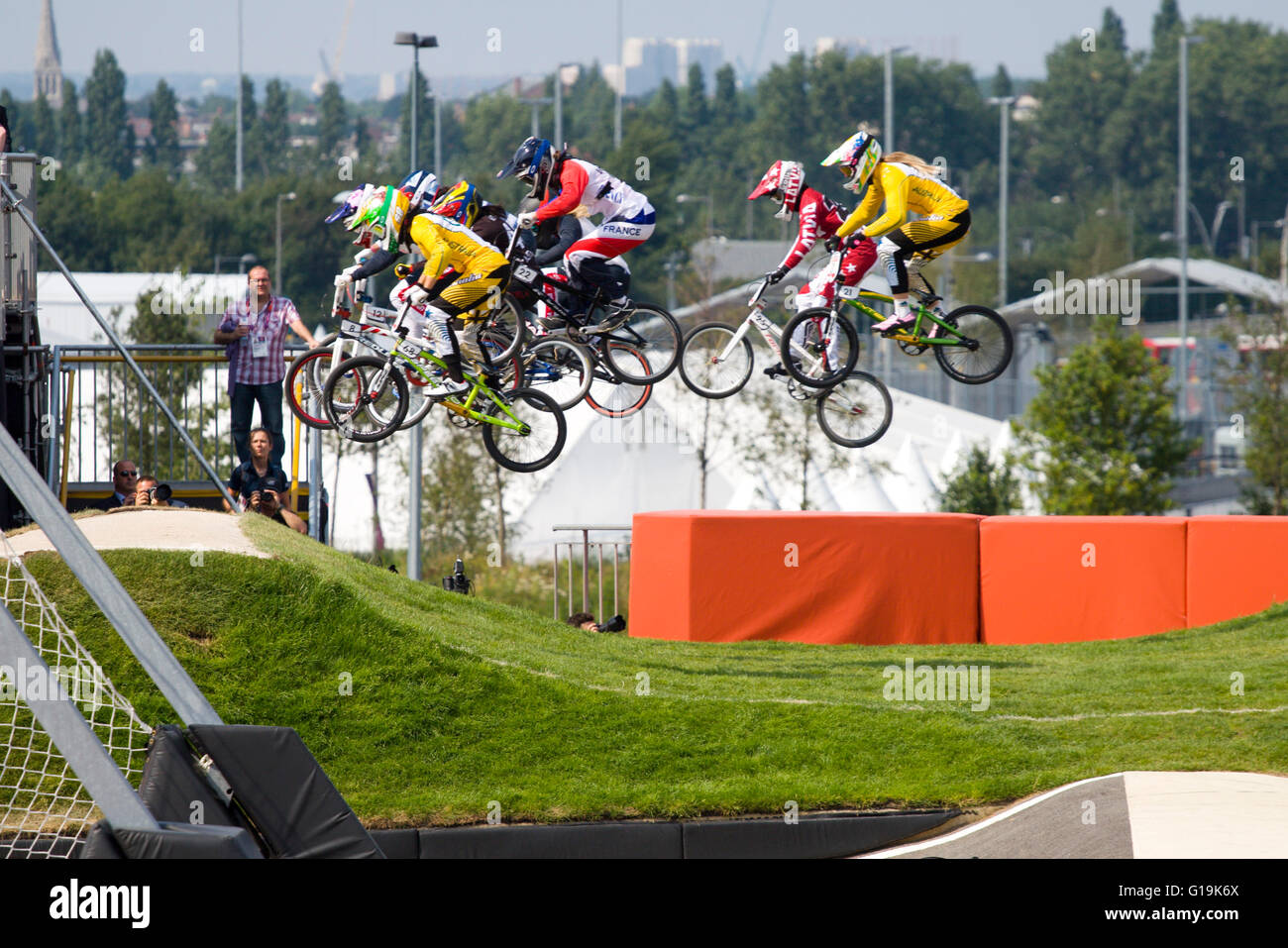 Riders en compétition dans la course bmx chers à Londres en 2012, au milieu de l'air après le premier saut Banque D'Images