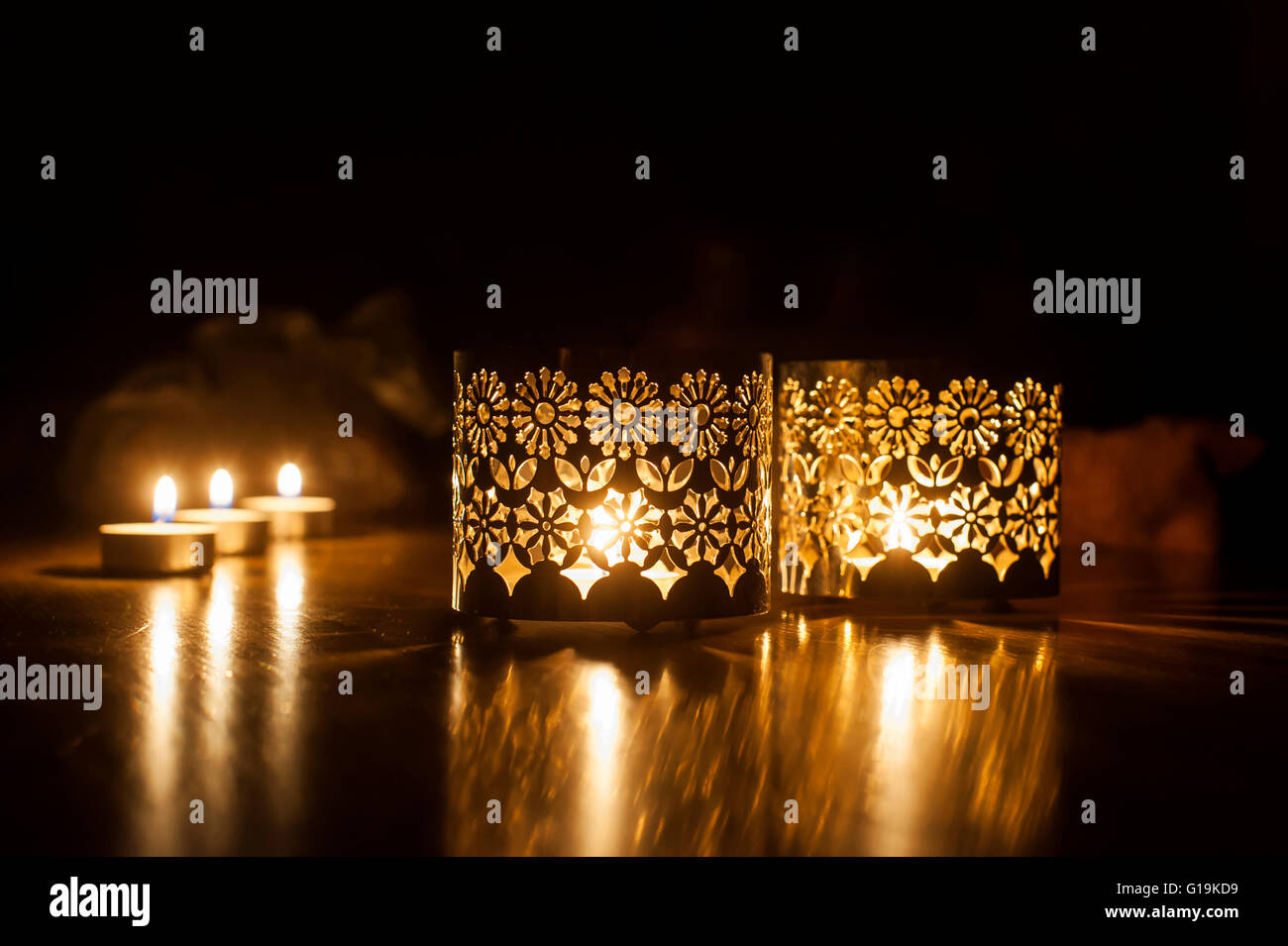 Deux Chandeliers sur fond sombre Banque D'Images