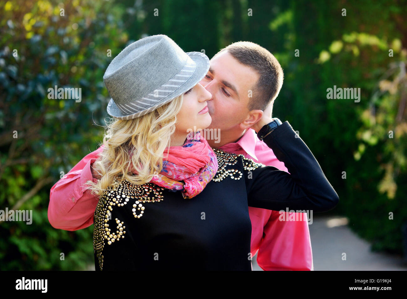 Jeune couple portrait en extérieur. Belle pretty girl kissing han Banque D'Images