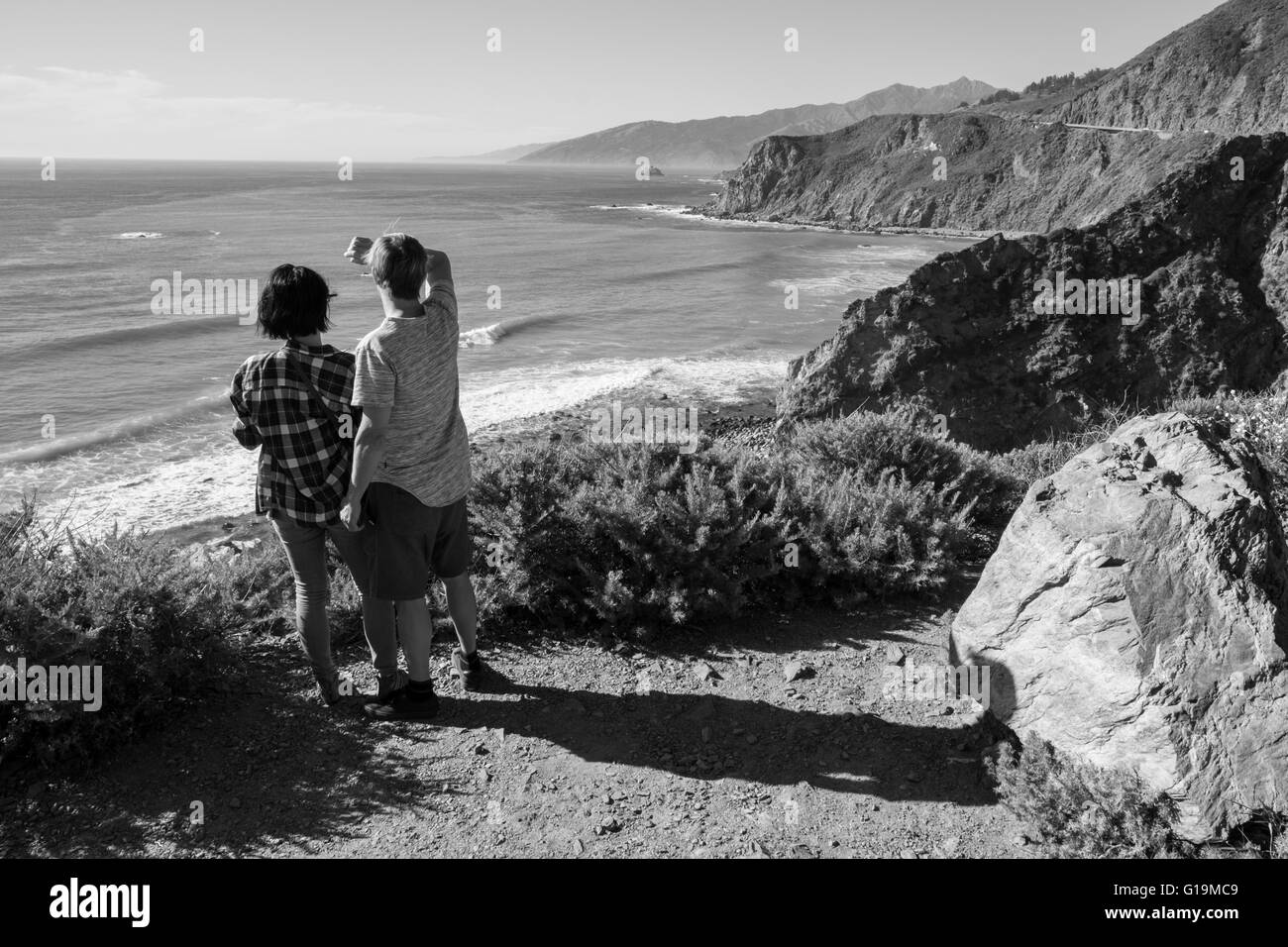 Un couple donnent sur l'océan Pacifique en Californie Banque D'Images
