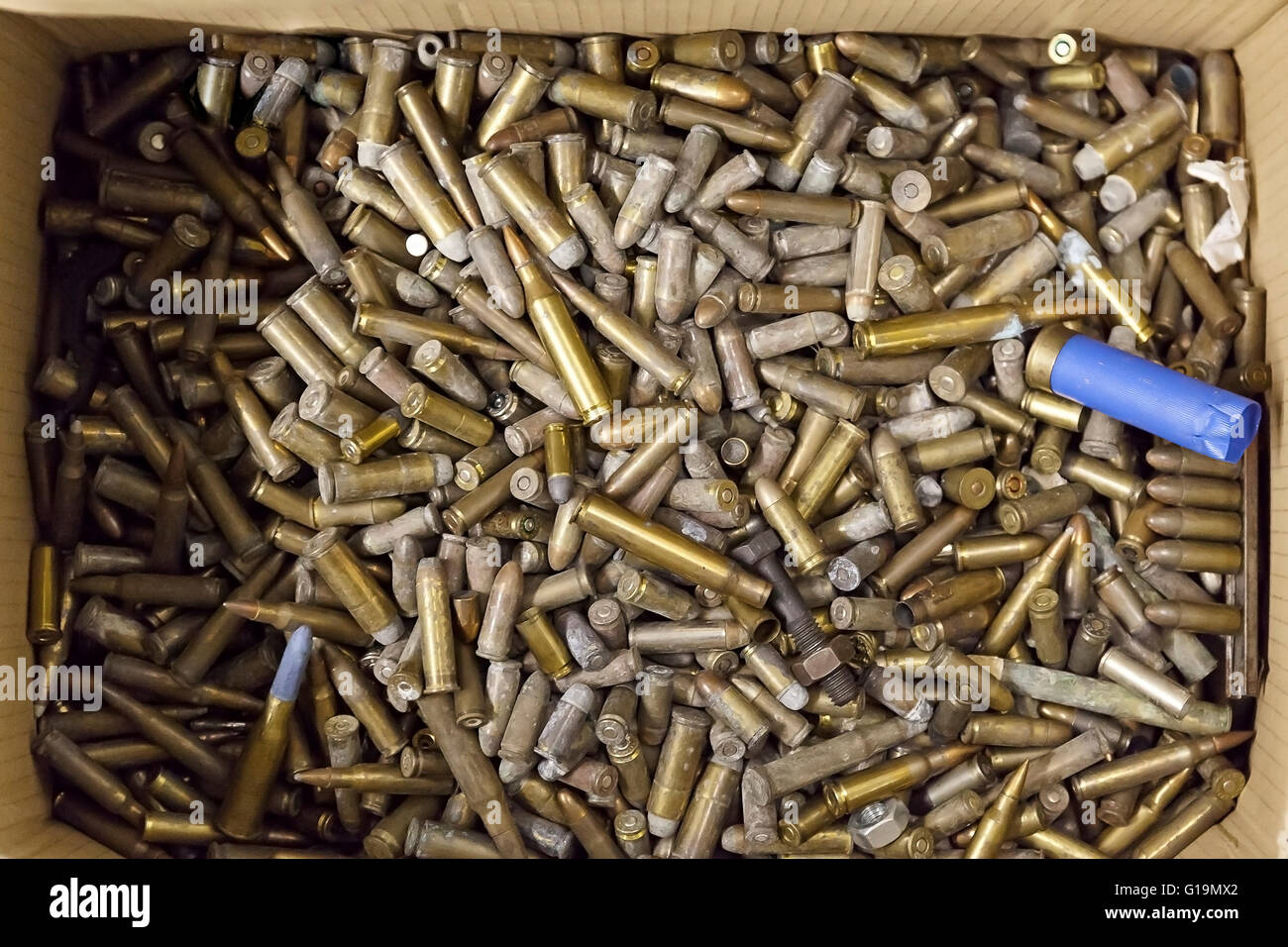 À partir de la boîte pleine de balles de différentes tailles. Banque D'Images