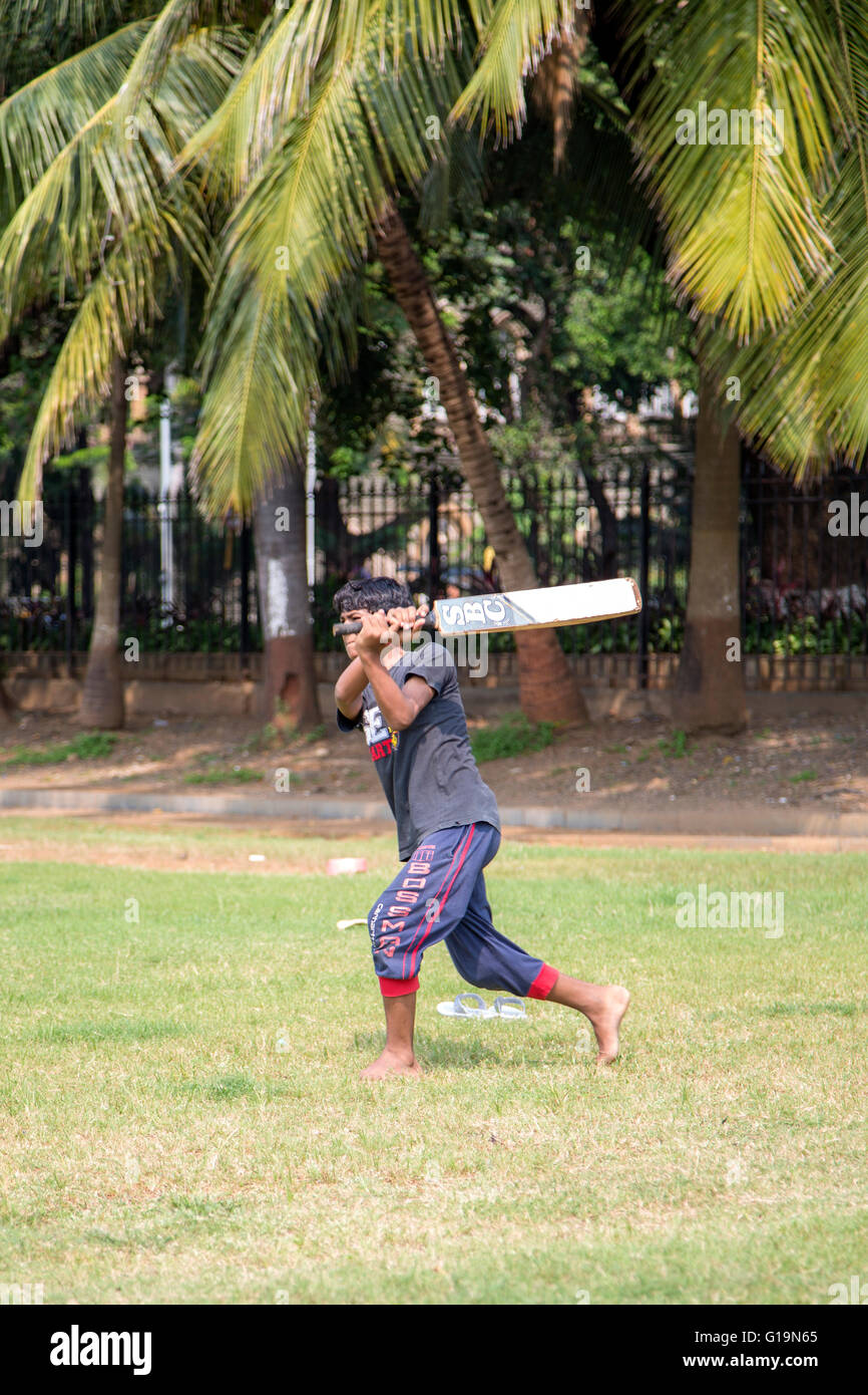 MUMBAI, INDE - Le 10 octobre 2015 : l'homme à jouer au cricket dans le parc central à Mumbai. Le cricket est le sport le plus populaire en Inde. Banque D'Images