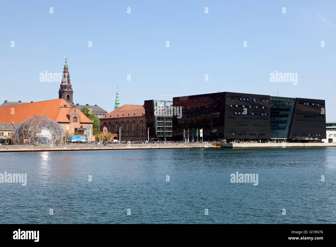 Le dôme de visions et le Black Diamond, Den Sorte Diamant, la Bibliothèque royale de Copenhague. La tour de Christianborg Palace en arrière-plan Banque D'Images