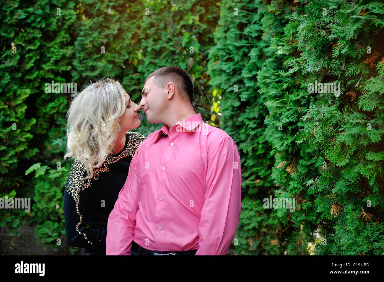 Jeune couple d'amoureux dans le parc Banque D'Images