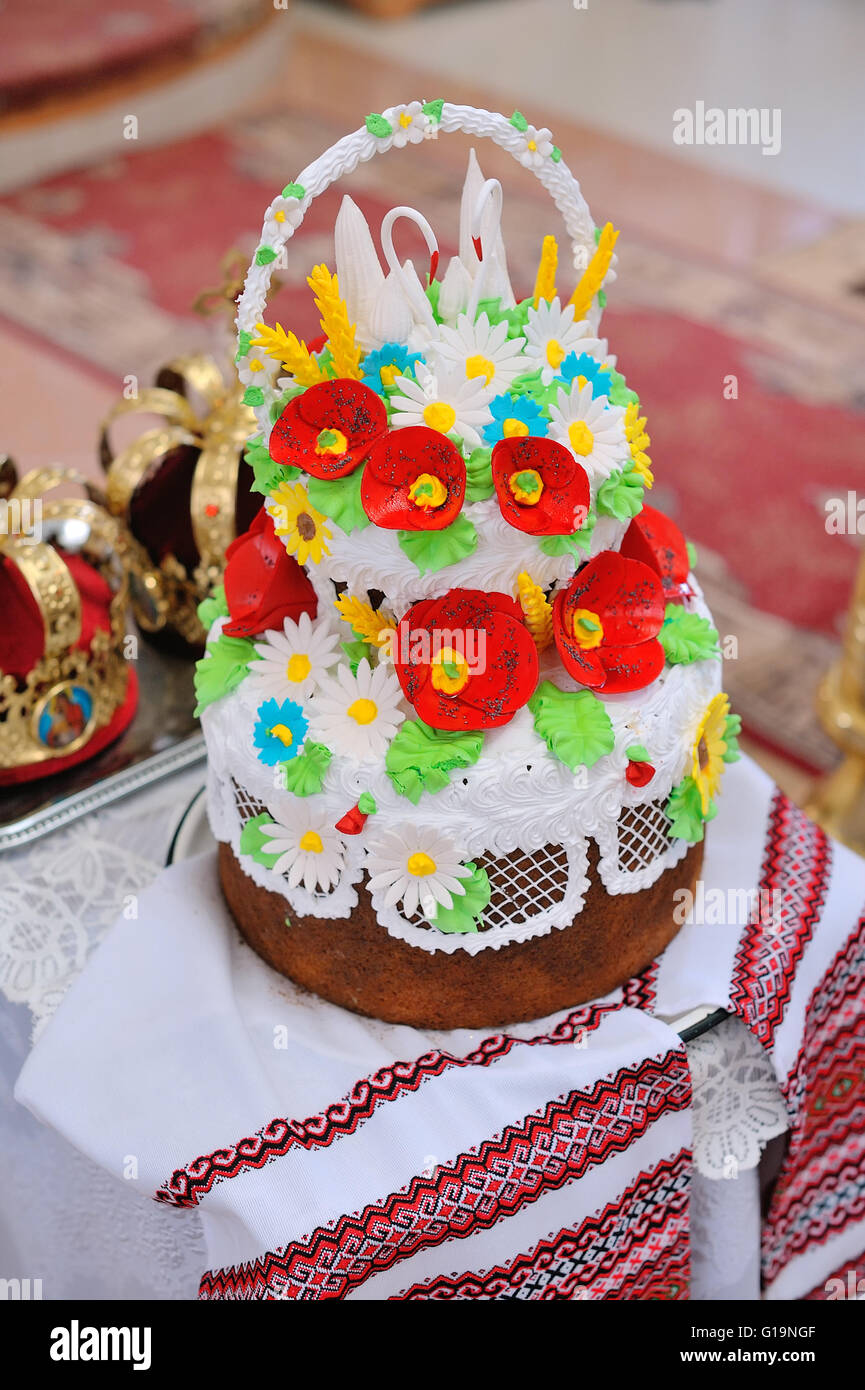 Le gâteau de mariage décoré rushnyk coquelicots rouges Banque D'Images