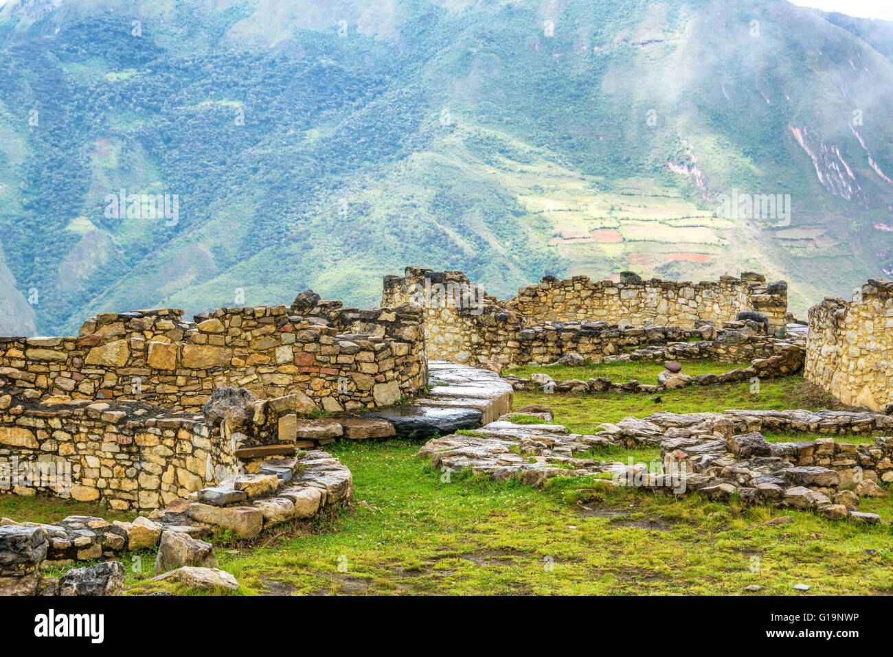 Anciennes ruines de Kuelap, le Pérou avec un paysage magnifique dans l'arrière-plan Banque D'Images