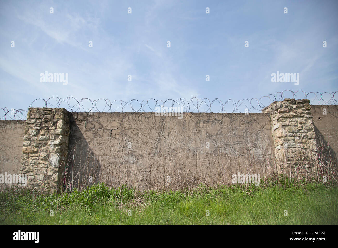 Mur de la prison avec du fil de fer barbelé Banque D'Images