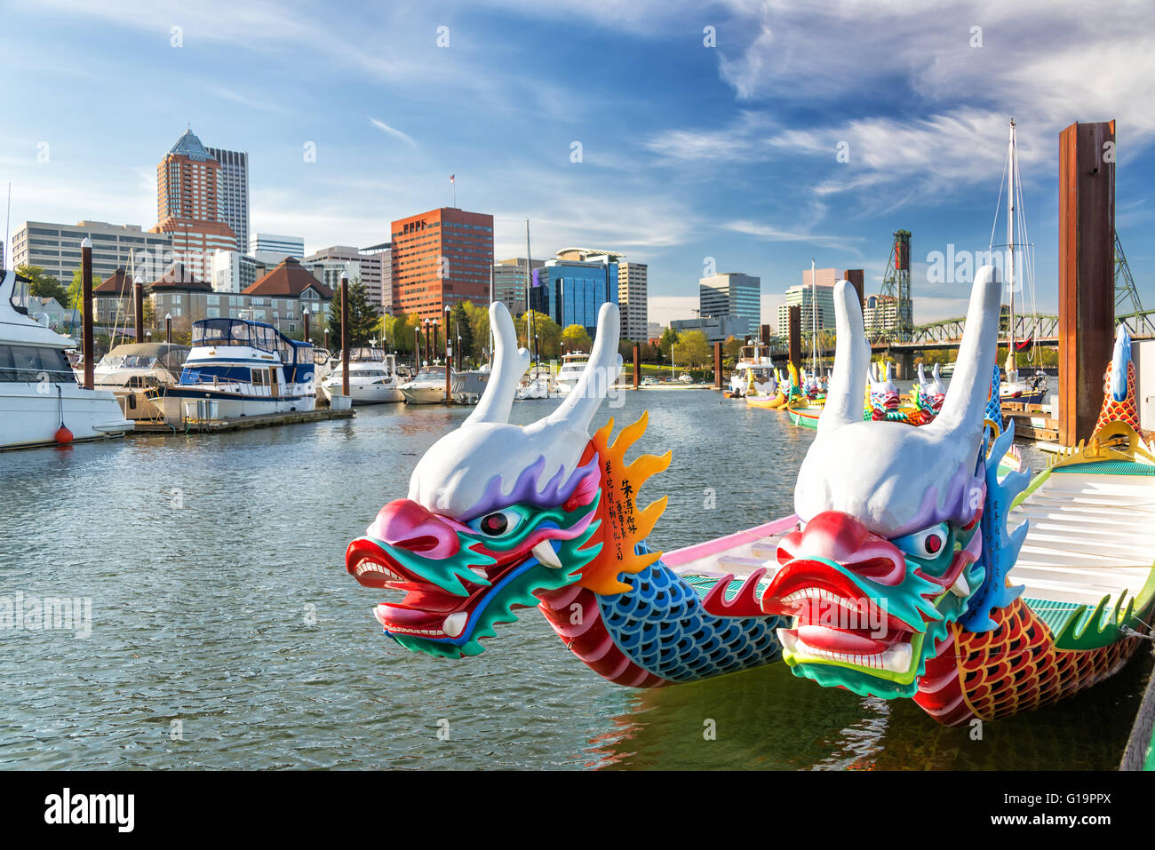 Les bateaux-dragons sur la rivière Willamette, au centre-ville de Portland, en Oregon, dans l'arrière-plan Banque D'Images