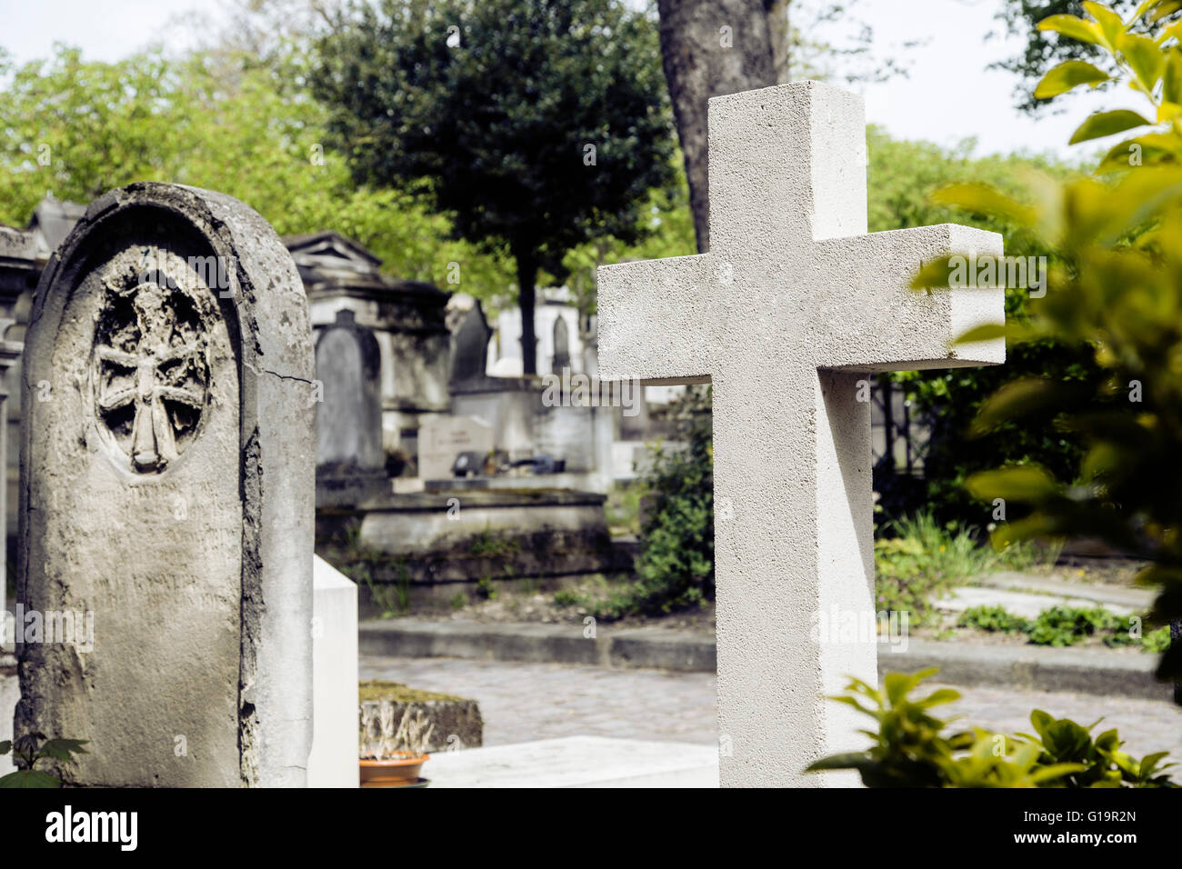 Les pierres tombales du cimetière de style gothique, à la tombée de la traverse Banque D'Images