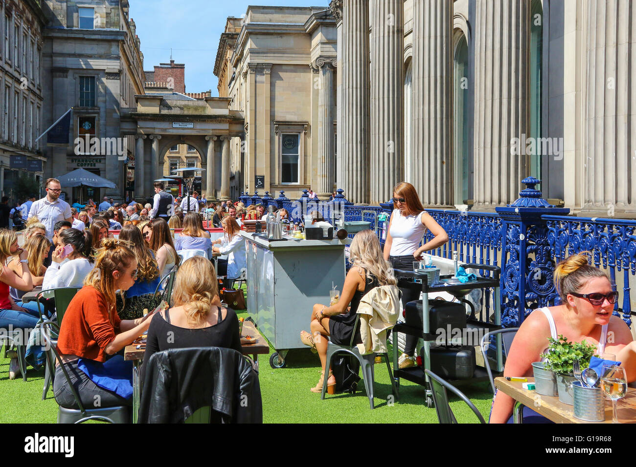 Café en plein air et des restaurants, le Royal Exchange Square, sur le côté de la galerie d'Art Moderne, Glasgow, Écosse, Royaume-Uni Banque D'Images