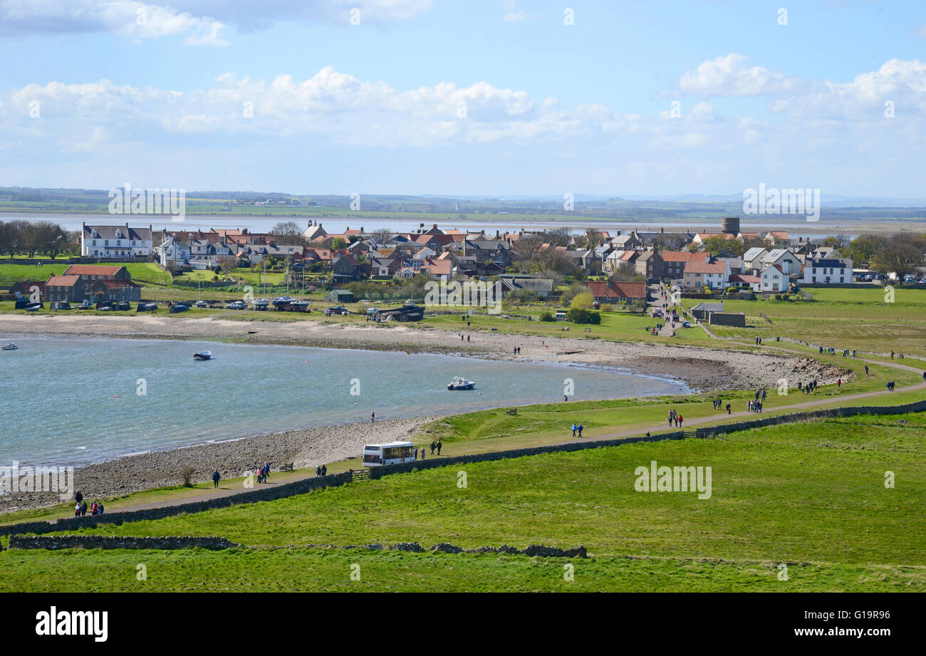 Une vue sur l'île Sainte, au large de la côte de Northumberland, Royaume-Uni. Banque D'Images