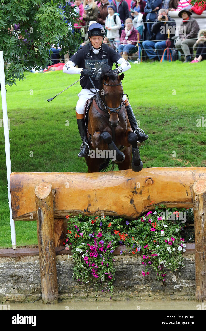 William Fox-Pitt (Grande-Bretagne) sur Fernhill Pimms équitation Cross Country à la Land Rover Burghley Horse Trials 2015 Banque D'Images