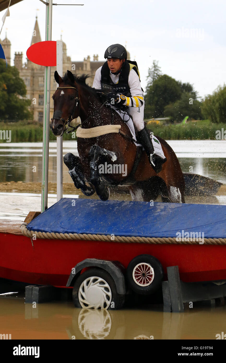 Sam Griffiths (Australie), le temps heureux équitation Cross Country à la Land Rover Burghley Horse Trials, 5 septembre 2015 Banque D'Images