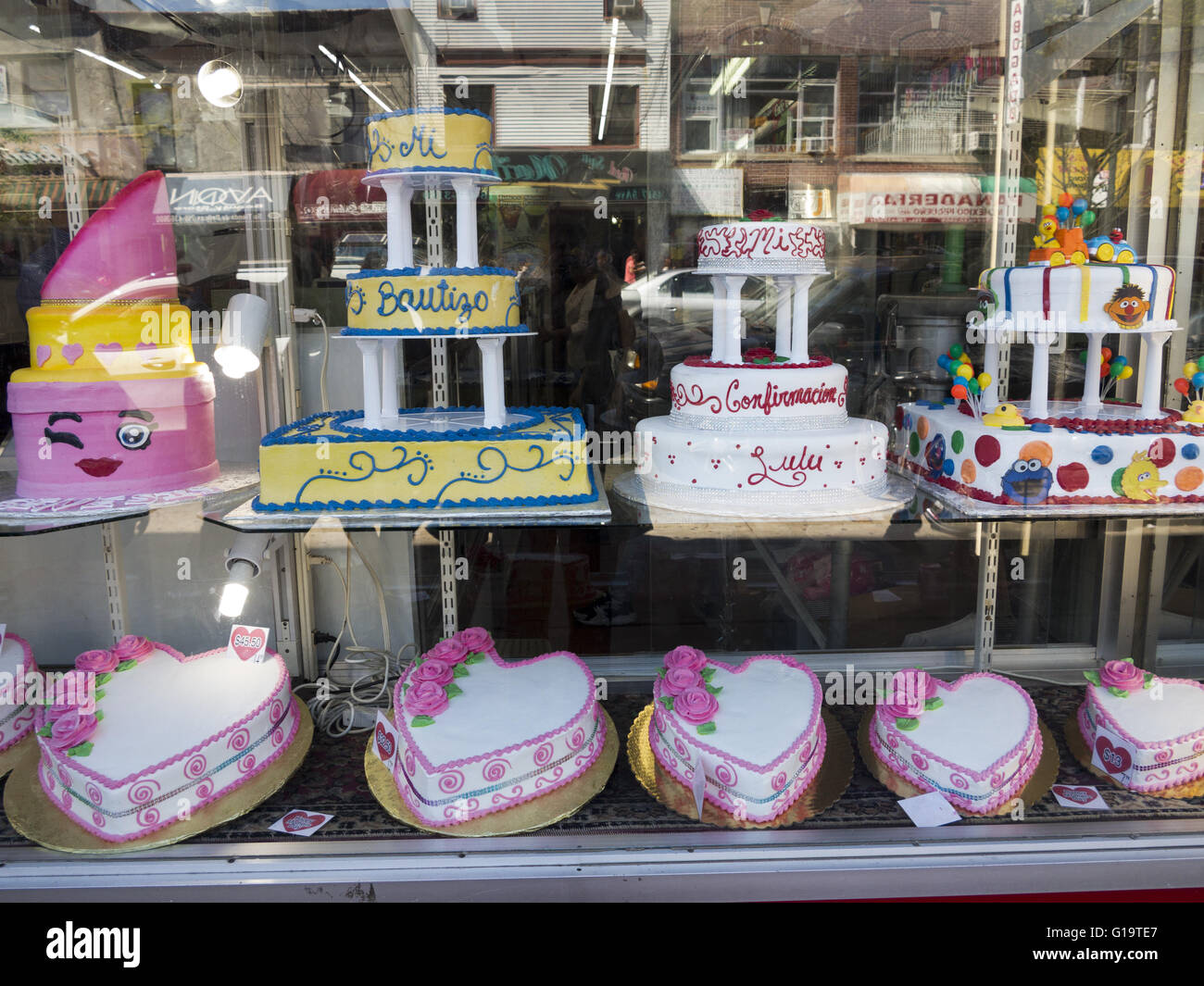 Gateaux En Forme De Coeur En Vente Pour La Fete Des Meres A La Boulangerie Hispaniques Dans Le Quartier De Sunset Park Brooklyn Ny Le 8 Mai 16 Photo Stock Alamy