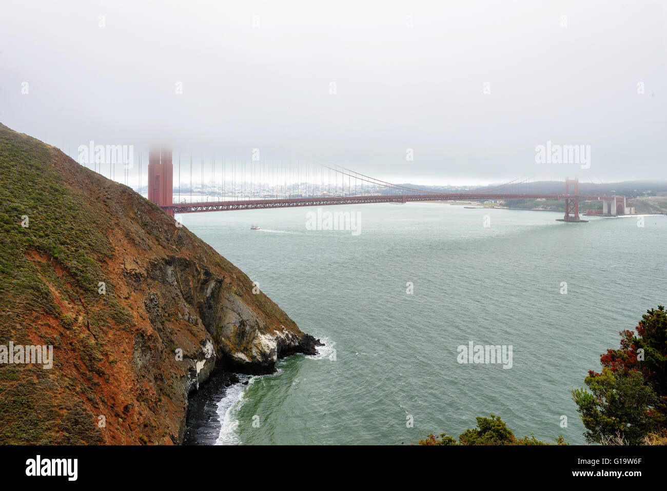Golden Gate à l'aube entourés de brouillard, Californie Banque D'Images