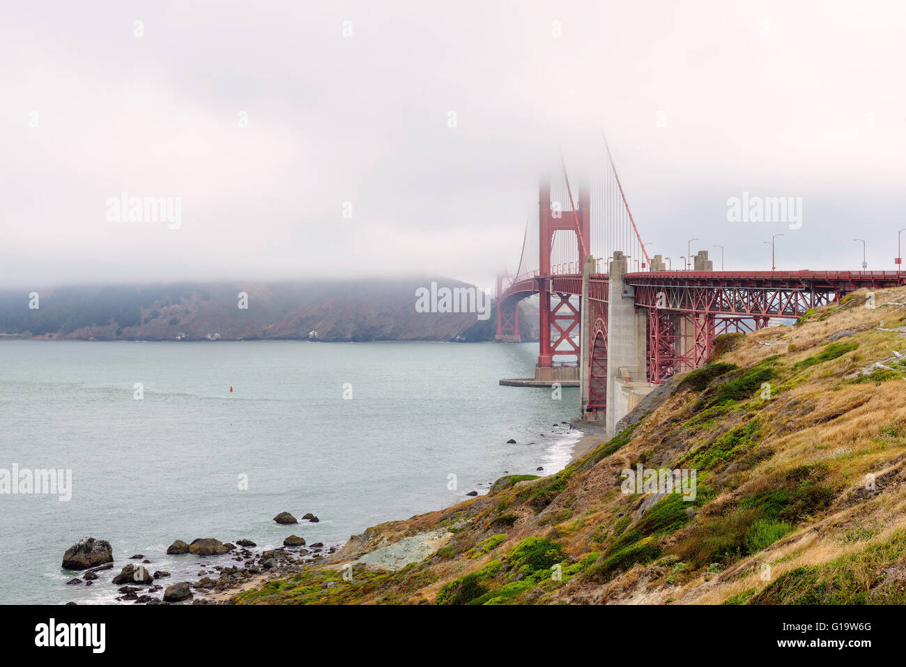 Célèbre Golden Gate Bridge à San Francisco dans le brouillard en partie couverte Banque D'Images