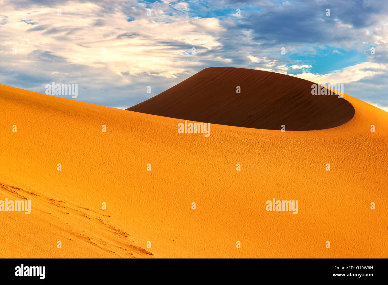 Dune de sable au lever du soleil Banque D'Images