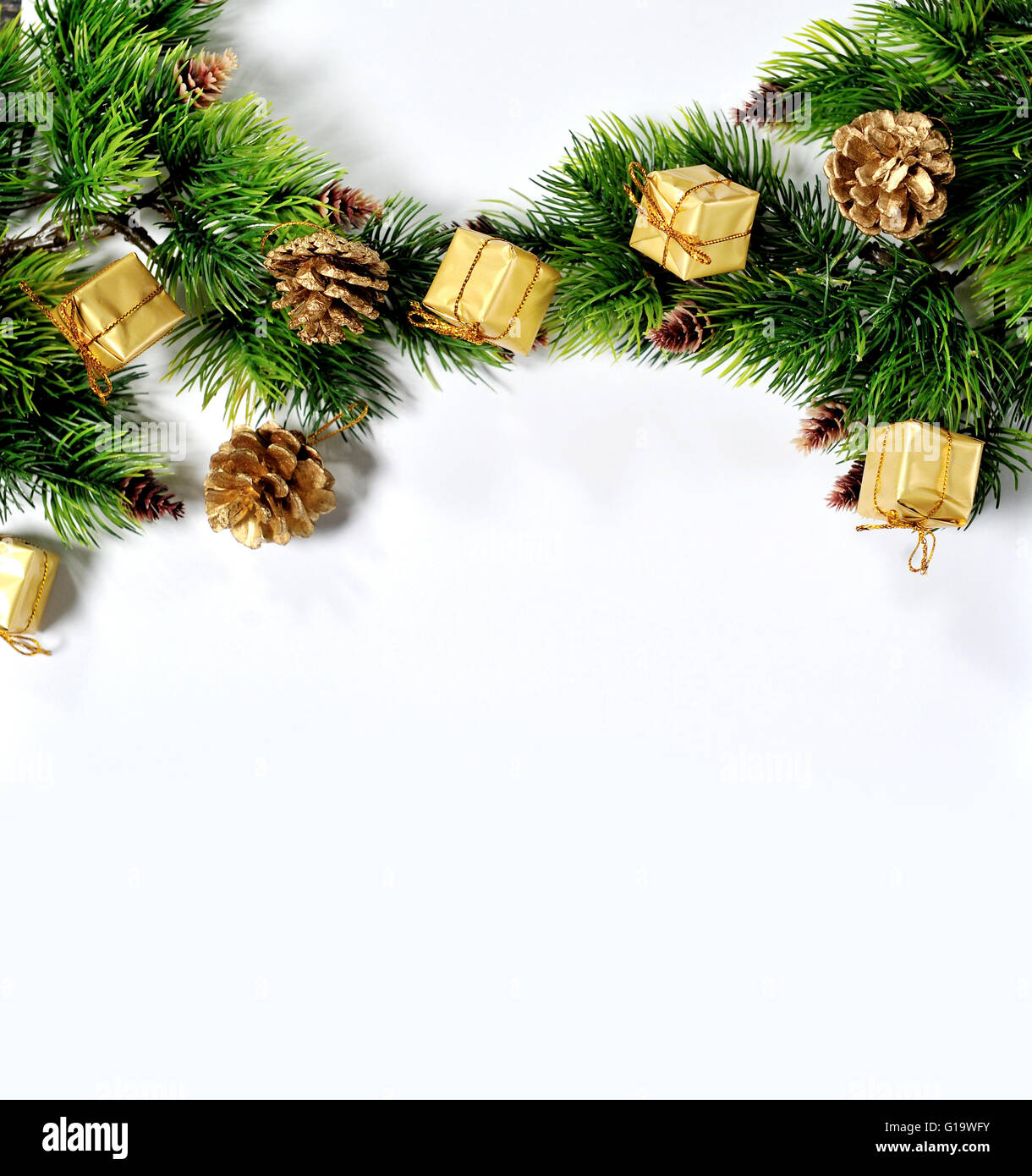 Arrière-plan de l'arbre de Noël, cônes et jouets sur un fond blanc Banque D'Images