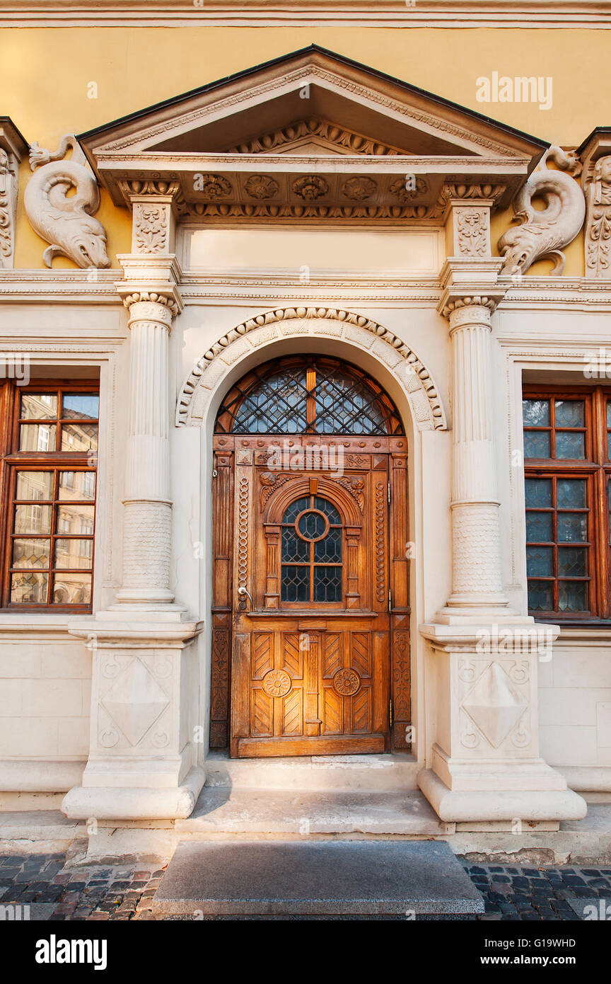 Portes en bois, façade sculpturale Banque D'Images