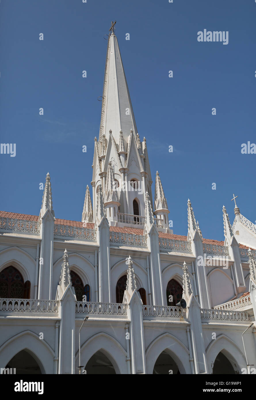 Ciel bleu sur la Basilique San Thome à Chennai, anciennement Madras, en Inde Banque D'Images