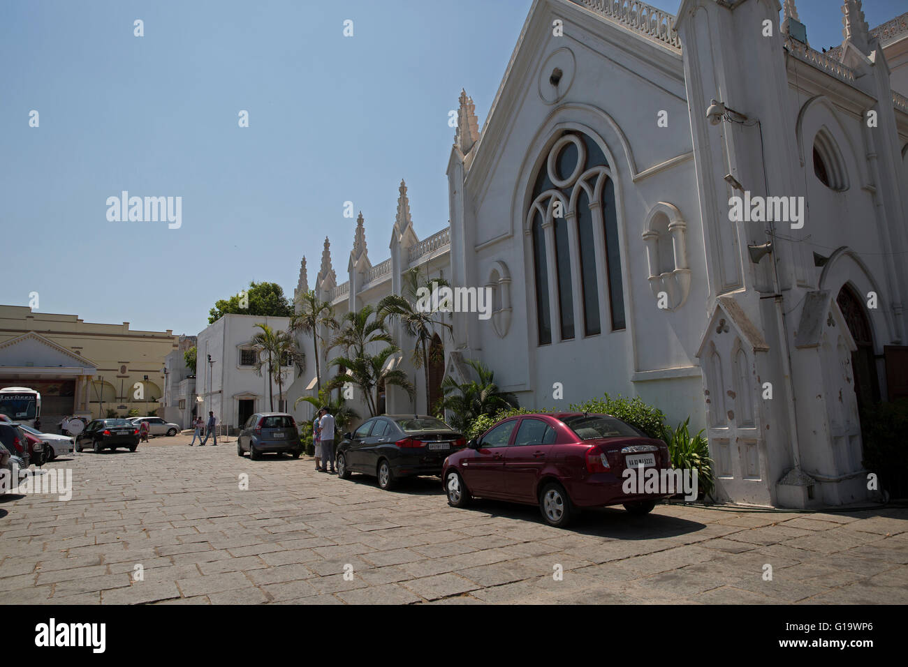 Ciel bleu sur la Basilique San Thome à Chennai, anciennement Madras, en Inde Banque D'Images