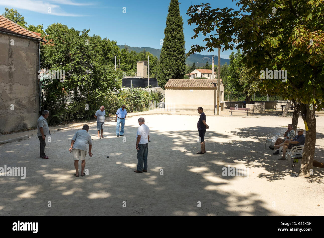 Les hommes âgés moyens jouant la pétanque, Cucuron, Vaucluse, Provence-Alpes-Côte d'Azur, France Banque D'Images
