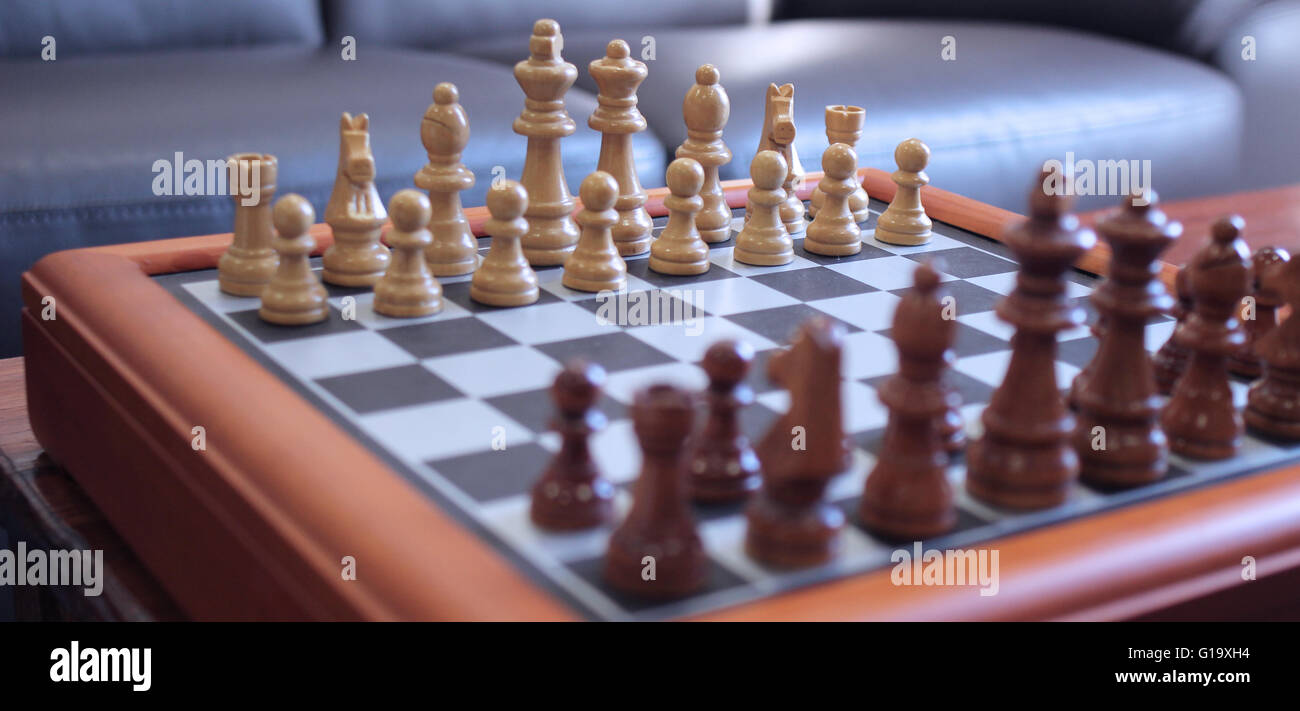 Conseil d'échecs avec toutes les pièces sur le point d'être joué Banque D'Images