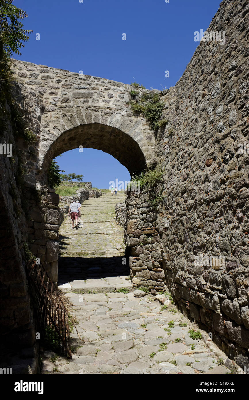 Passage voûté au-delà de la principale porte d'entrée de la forteresse byzantine de Myrina après rénovation. L'île de Lemnos Limnos ou Grèce Banque D'Images